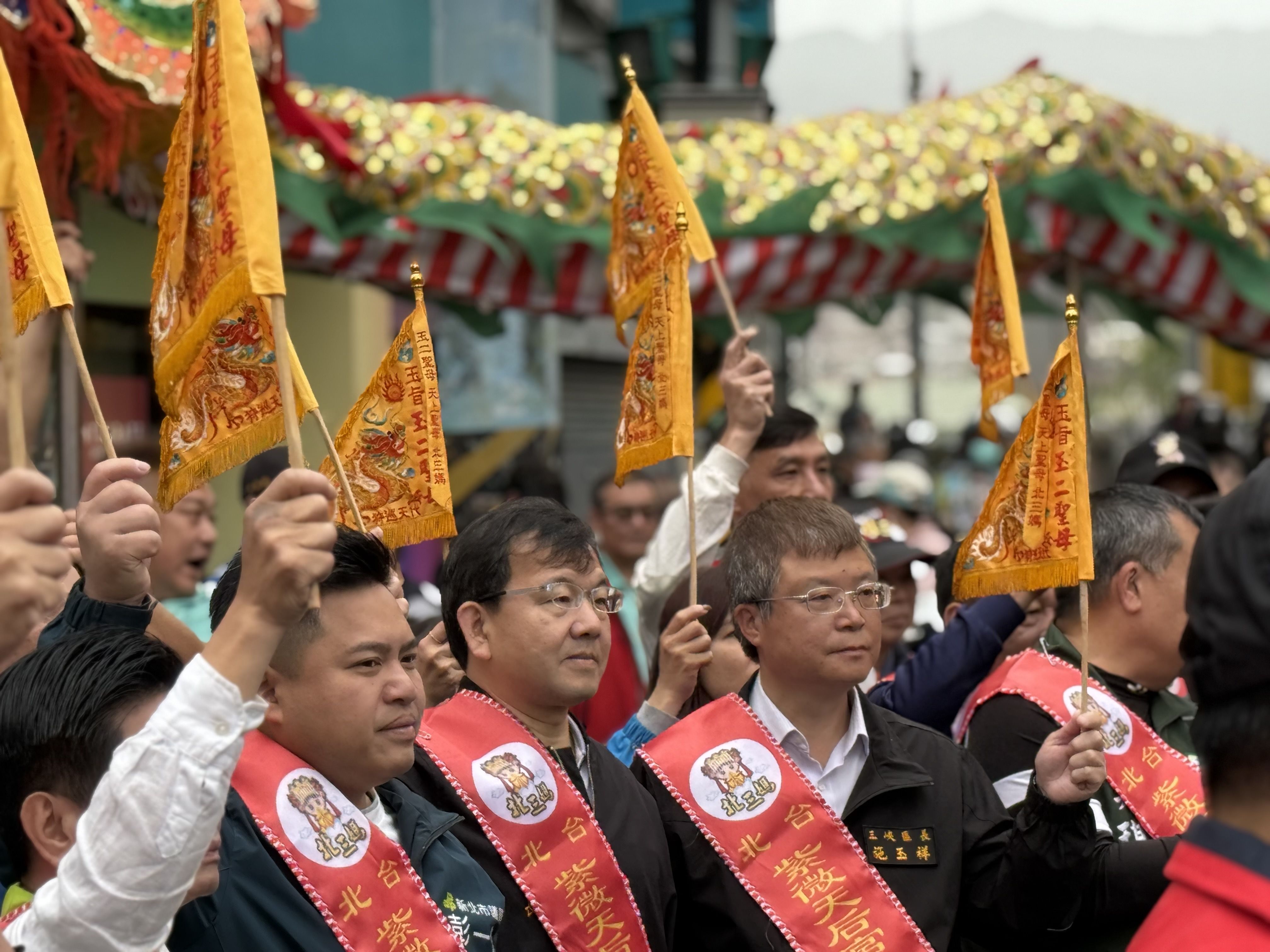 ▲新北三峽、石碇媽祖聖誕遶境 民政局長林耀長祈願市民平安。（圖／新北市民政局提供）