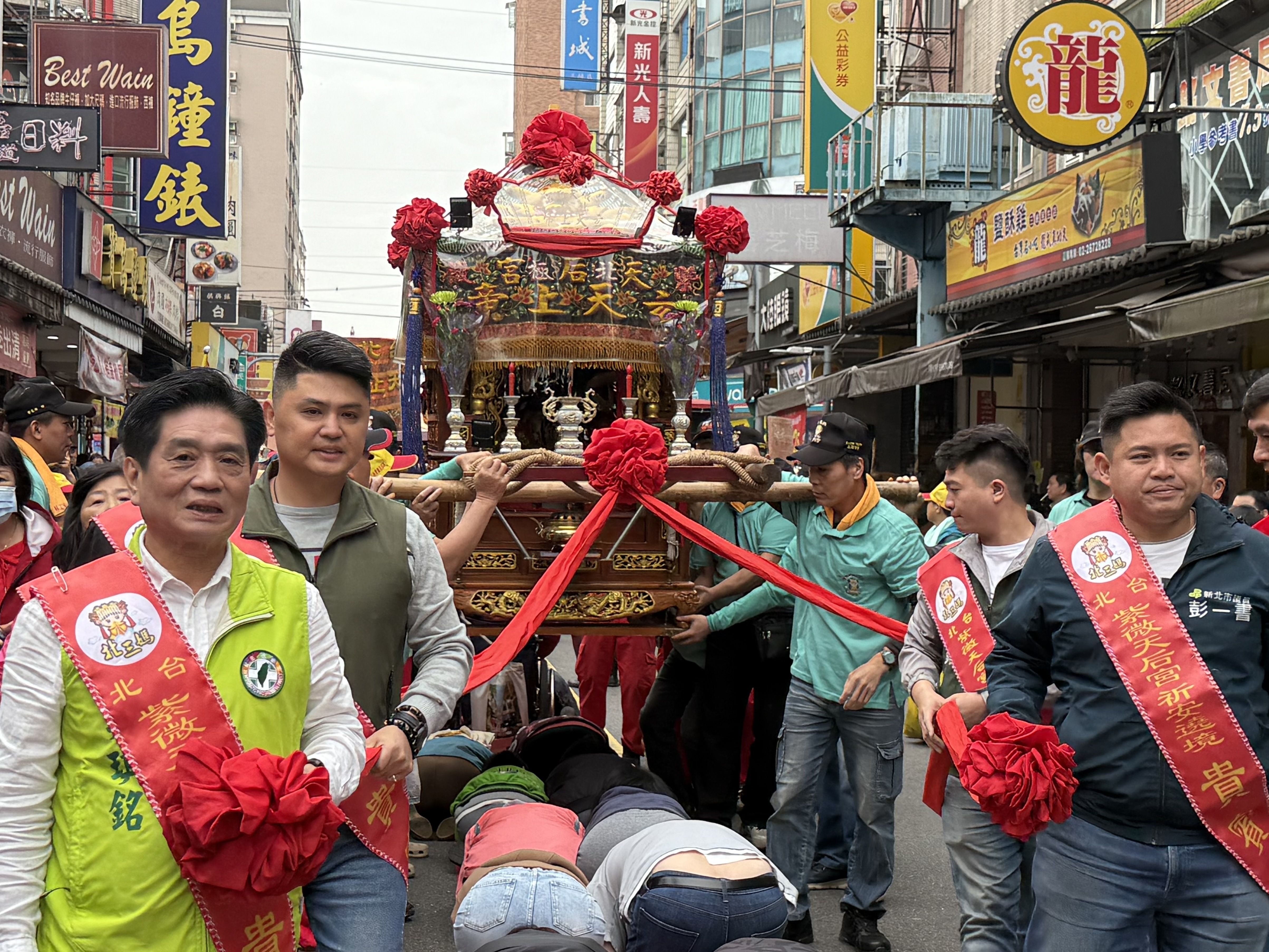 ▲新北三峽、石碇媽祖聖誕遶境 民政局長林耀長祈願市民平安。（圖／新北市民政局長）