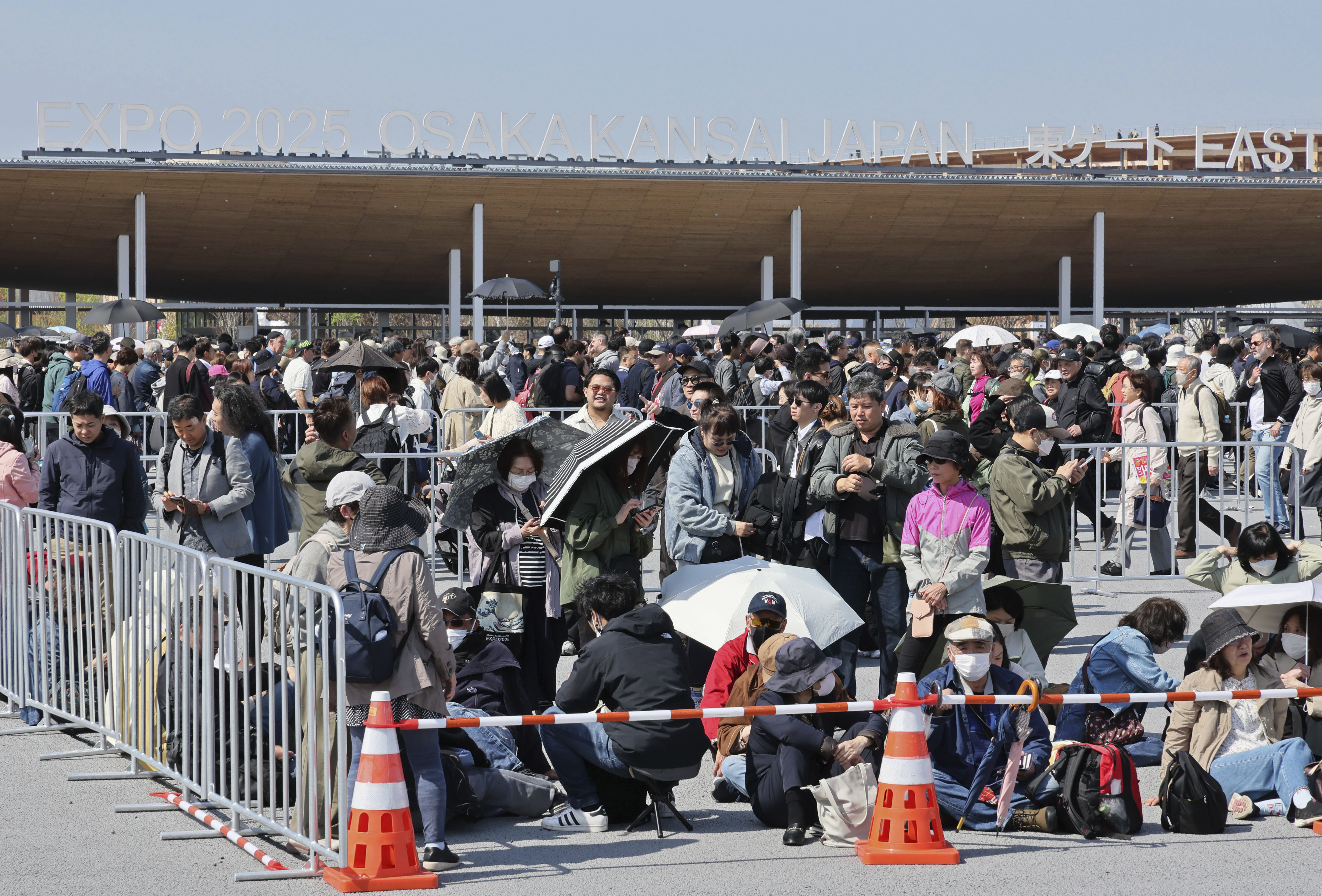 ▲▼2025大阪關西世博，14日開幕第二天，會場東入口擠滿等候進場的排隊人龍。（圖／達志影像／美聯社）