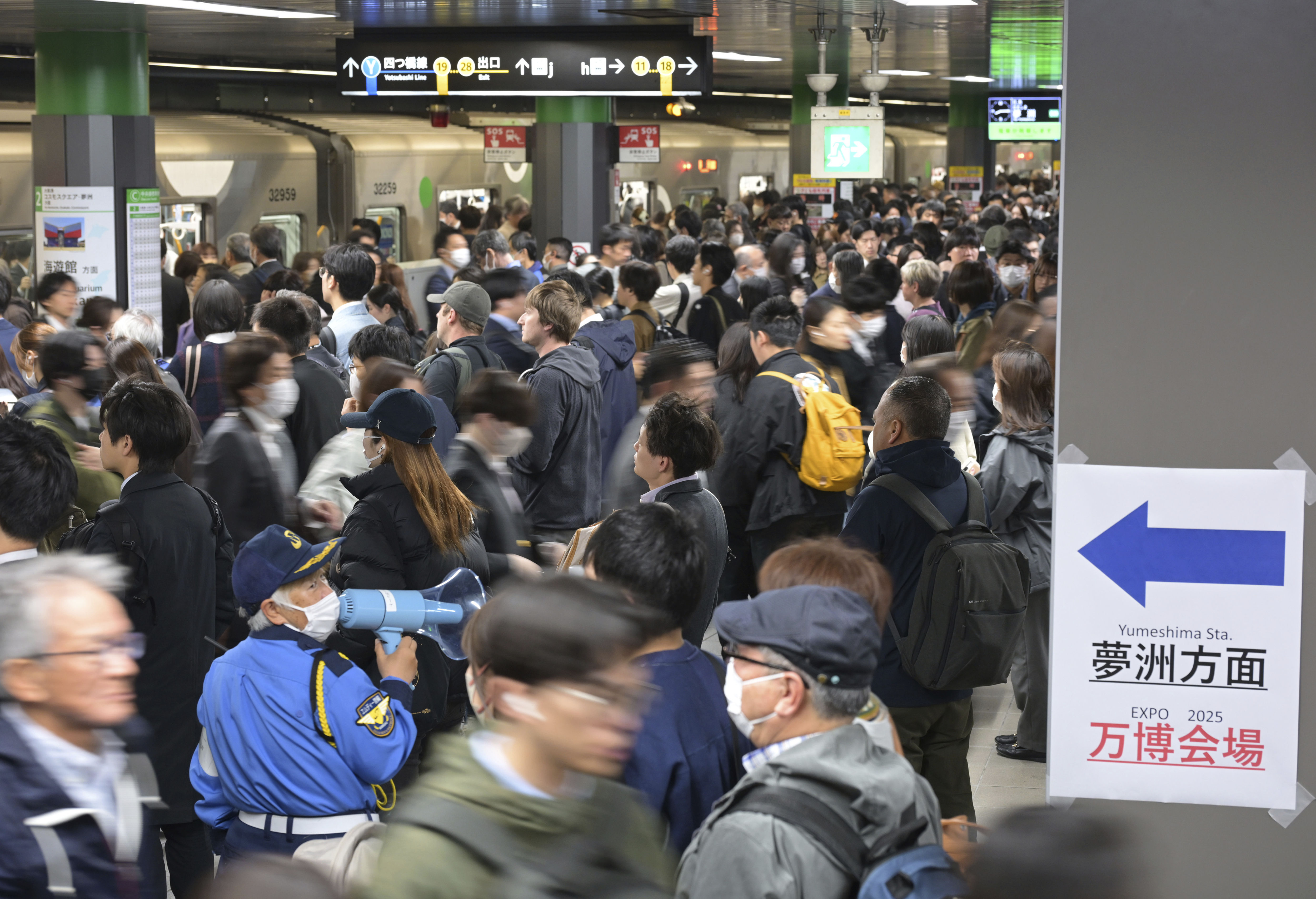 ▲▼夢洲車站月台還有車站外，擠滿準備離場和進場的民眾。（圖／達志影像／美聯社）