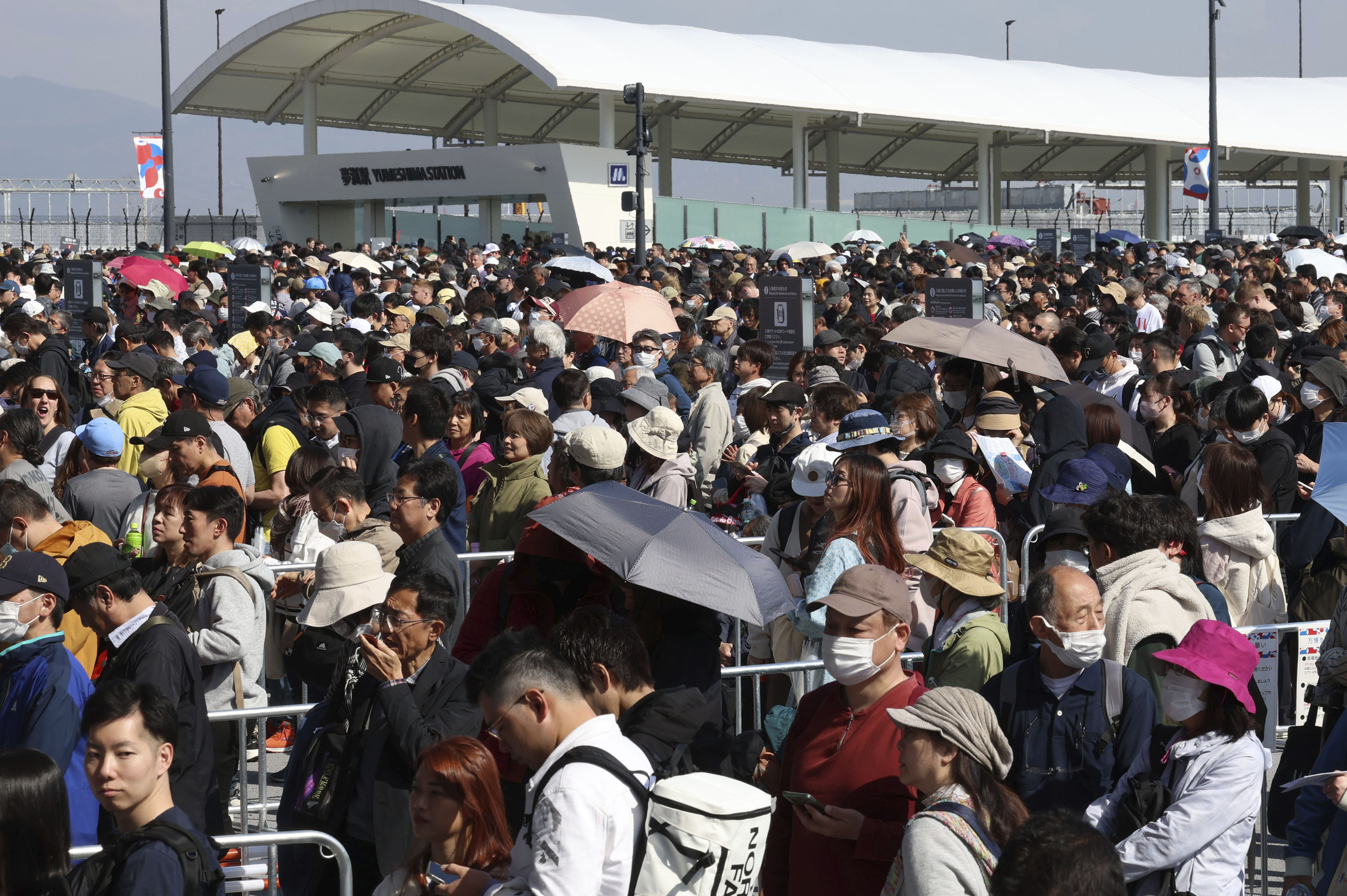 ▲▼夢洲車站月台還有車站外，擠滿準備離場和進場的民眾。（圖／達志影像／美聯社）