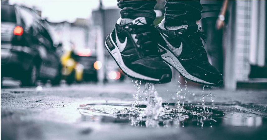 天氣多變化！7招小技巧幫助惱人濕鞋快快乾　咖啡渣、小蘇打「除臭又除濕」超好用