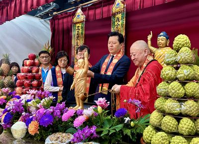 新北浴佛慶佛誕!共沐香湯祈祥和 副市長朱惕之為民祈福