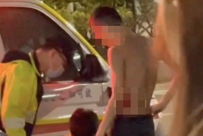 閏密吵架2個男人看不下去!他出陰招「3打1」...再砍3刀完勝