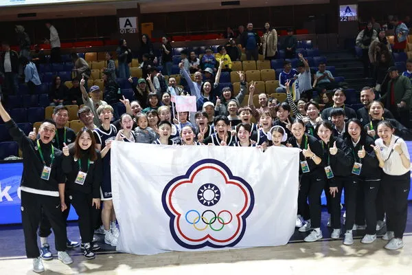 ▲中華女籃蕭豫玟、黃鈴娟。（圖／Double Pump 女子籃球誌提供）