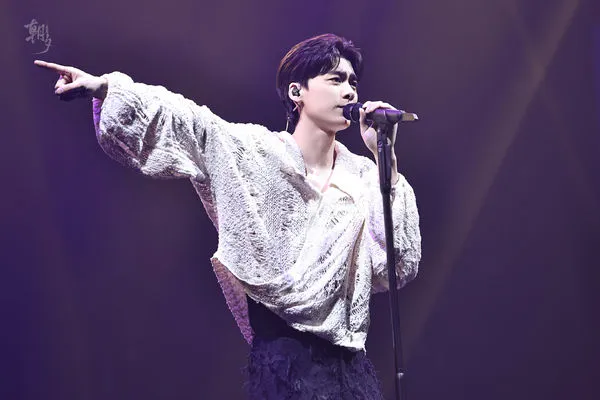 ▲李易峰用心準備多項表演，與粉絲互動。（圖／翻攝自微博）