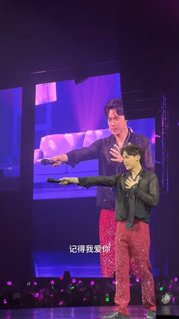 ▲李易峰用心準備多項表演，與粉絲互動。（圖／翻攝自微博）