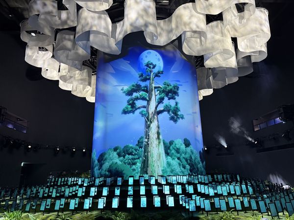 ▲世博會Tech World台灣館生命劇場的生命之樹，以花株互動整合系統搭配聲光與音樂，讓觀展者感受生命之美。（圖／讀者提供）