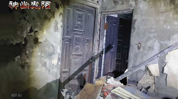 火災後，有YouTuber夜探九龍大樓，發現牆壁上仍有燒焦的痕跡。（翻攝YouTube陌帆）