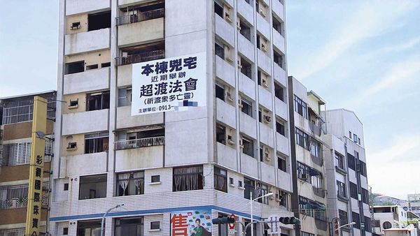 九龍大樓的外牆2018年被人掛上辦超渡法會的白布條，再度蒙上神祕色彩。（東森新聞提供）