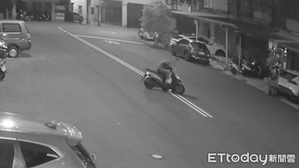 ▲▼高雄男騎士路中央軟倒，一度失去呼吸心跳。（圖／記者陳宏瑞翻攝）