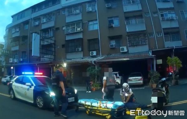 ▲▼高雄男騎士路中央軟倒，一度失去呼吸心跳。（圖／記者陳宏瑞翻攝）