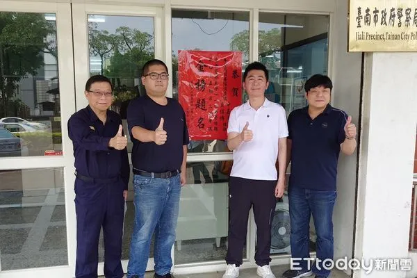 ▲台南市警佳里分局偵查隊偵查佐申嘉文、王信博，如願以償考上中央警察大學警佐班第45期第3類考試，分局長貼紅榜慶賀。（圖／記者林東良翻攝，下同）