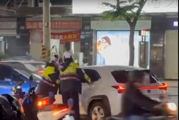▲王姓男子涉嫌酒駕被警方攔檢時拒檢竄逃，紅燈左轉時與另一部小客車發生相撞車禍，警方上前查處酒測超標，依公共危險罪嫌送辦。（圖／翻攝自社會事新聞影音）