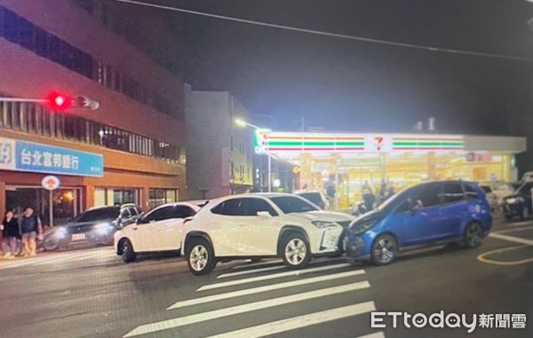 ▲王姓男子涉嫌酒駕被警方攔檢時拒檢竄逃，紅燈左轉時與另一部小客車發生相撞車禍，警方上前查處酒測超標，依公共危險罪嫌送辦。（圖／翻攝自社會事新聞影音）