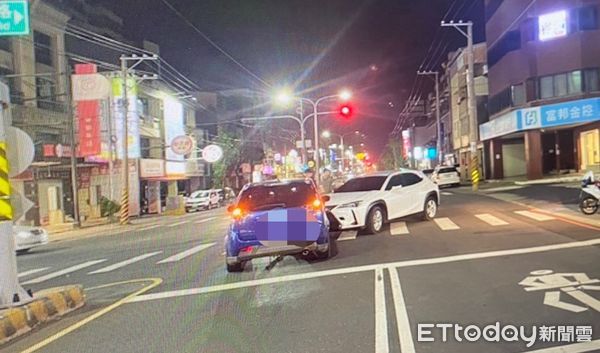 ▲王姓男子涉嫌酒駕被警方攔檢時拒檢竄逃，紅燈左轉時與另一部小客車發生相撞車禍，警方上前查處酒測超標，依公共危險罪嫌送辦。（圖／翻攝自社會事新聞影音）