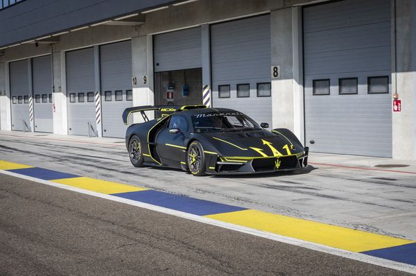 特別選在 Maserati 總部所在地義大利蒙地拿（Modena）進行交付，完美呼應 MCXtrema「 The Beast of Modena 」的純正義式血統