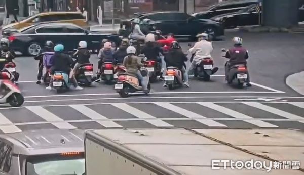 ▲警方逮捕隨機攻擊機車騎士的朱姓男子，發現他已非初犯且遭到地檢署通緝。（圖／記者張君豪翻攝）