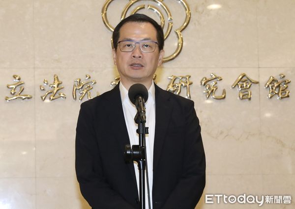 ▲▼羅智強辦公室主任在住家被檢調帶走 羅智強臨時舉行記者會 說明。（圖／記者屠惠剛攝）