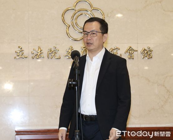 ▲▼羅智強辦公室主任在住家被檢調帶走 羅智強臨時舉行記者會 說明。（圖／記者屠惠剛攝）