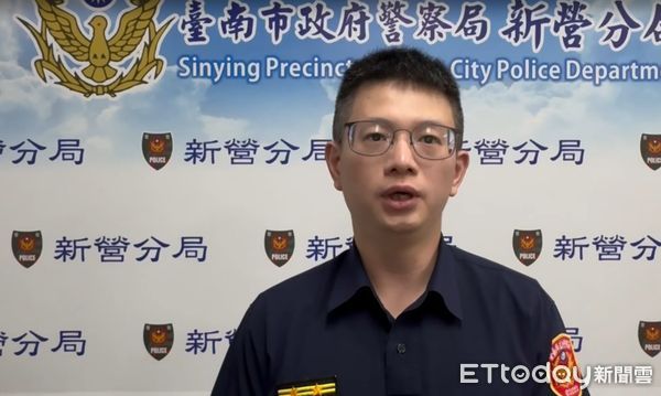 ▲新營分局中山路派出所所長柯政安指出，機車騎士載運動物之行為，已經違反道路交通管理處罰條例第31條第5項之規定，處駕駛人新台幣3百元以上6百元以下罰鍰。（圖／記者林東良翻攝，下同）