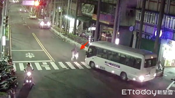 ▲▼陳男跑過斑馬線遭接駁車撞飛，肇事的是科技公司接駁車             。（圖／記者陳以昇翻攝）
