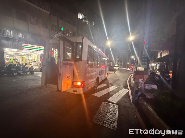 ▲▼陳男跑過斑馬線遭接駁車撞飛，肇事的是科技公司接駁車             。（圖／記者陳以昇翻攝）