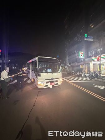 ▲▼陳男跑過斑馬線遭接駁車撞飛，肇事的是科技公司接駁車             。（圖／記者陳以昇翻攝）
