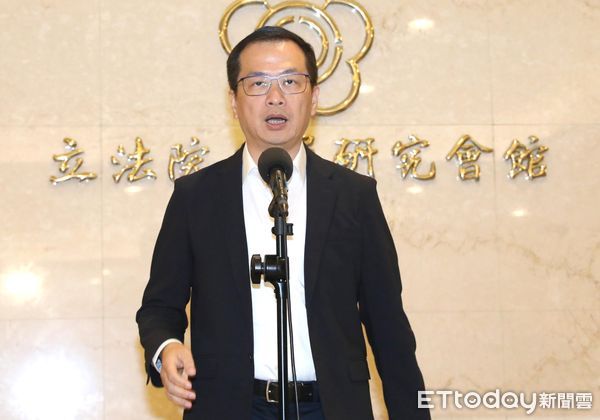 ▲▼羅智強 聯訪 說明辦公室主任陳冠安遭帶走。（圖／記者屠惠剛攝）