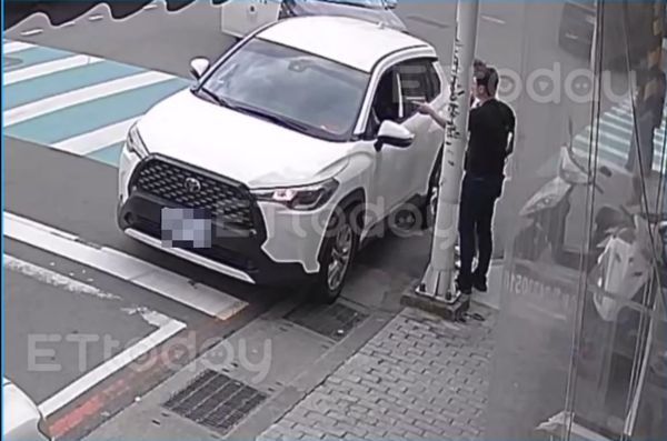 ▲▼     基隆男當街巧遇欠錢女，竟與2友堵車、砸窗，當場被警方逮捕        。（圖／民眾提供）