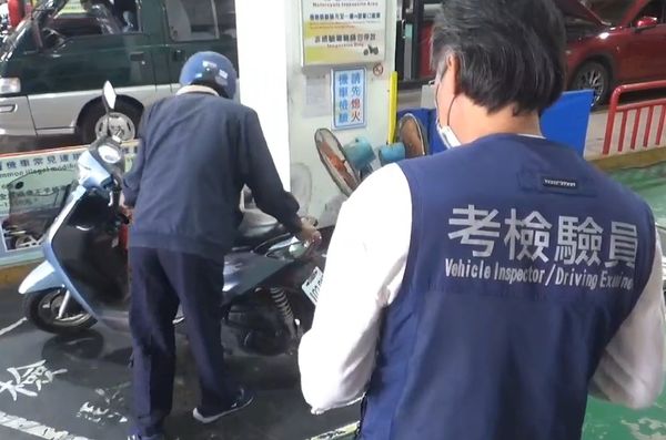 ▲彰化男騎士紅燈右轉違規，員警發現踏板疑似改裝避震器引爭議。（圖／記者唐詠絮翻攝）