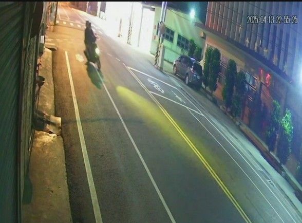 ▲彰化男騎士紅燈右轉違規，員警發現踏板疑似改裝避震器引爭議。（圖／記者唐詠絮翻攝）