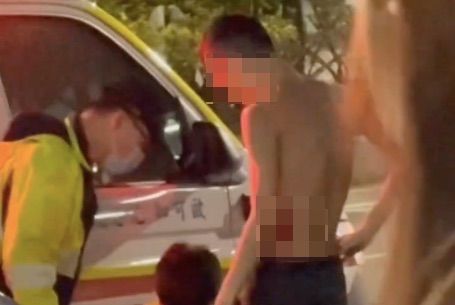 ▲▼林男遭砍傷後，救護人員到場對他進行包紮             。（圖／翻攝社會事新聞影音）