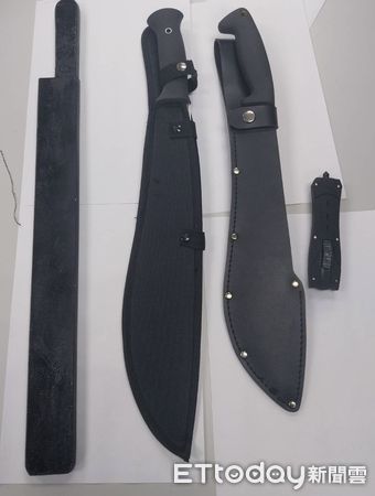 ▲▼警方循線逮捕張男等3人，起獲犯案用西瓜刀及開山刀             。（圖／記者陳以昇翻攝）
