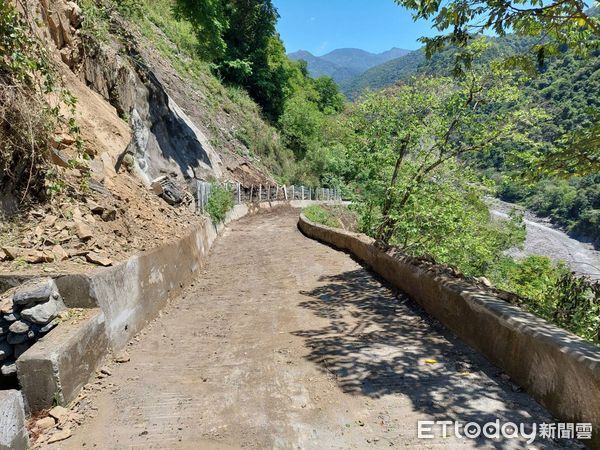 ▲▼             高雄市桃源區七坑野溪溫泉道路發生落石，今天中午前順利搶通。（圖／記者陳宏瑞翻攝，下同）