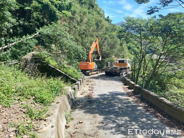 ▲▼             高雄市桃源區七坑野溪溫泉道路發生落石，今天中午前順利搶通。（圖／記者陳宏瑞翻攝，下同）