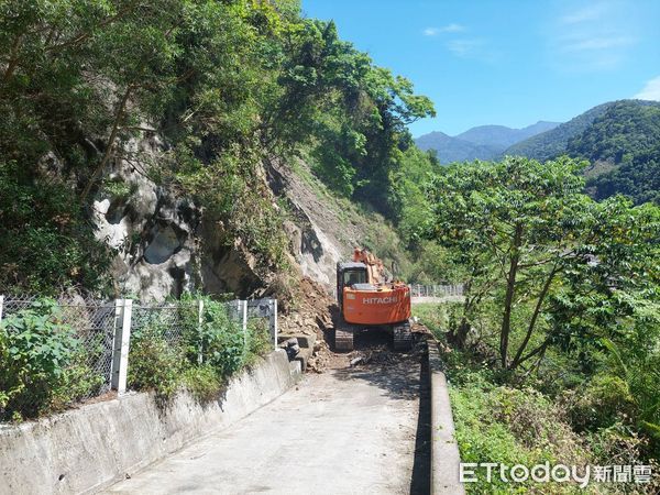 ▲▼             高雄市桃源區七坑野溪溫泉道路發生落石，今天中午前順利搶通。（圖／記者陳宏瑞翻攝，下同）