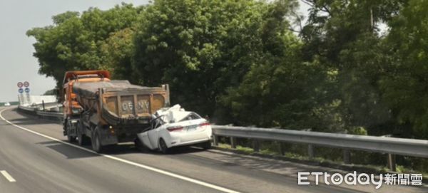 ▲男子開車行經國道3號中興系統路段，無故猛烈追撞停放路肩的砂石車車尾，重傷送醫不治。（圖／民眾提供、翻攝「記者爆料網」）