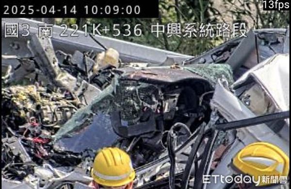 ▲男子開車行經國道3號中興系統路段，無故猛烈追撞停放路肩的砂石車車尾，重傷送醫不治。（圖／民眾提供、翻攝「記者爆料網」）