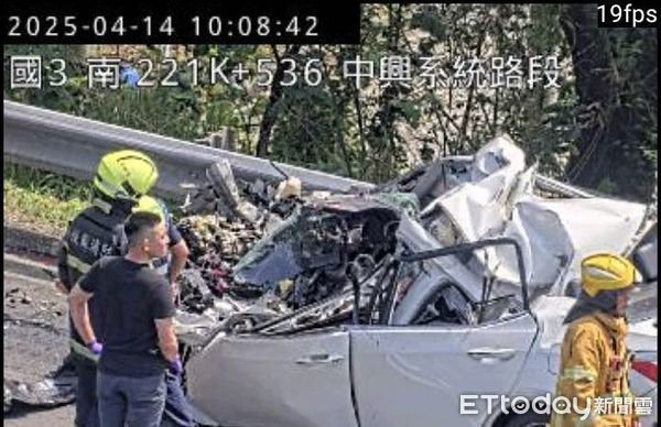 ▲男子開車行經國道3號中興系統路段，無故猛烈追撞停放路肩的砂石車車尾，重傷送醫不治。（圖／民眾提供、翻攝「記者爆料網」）