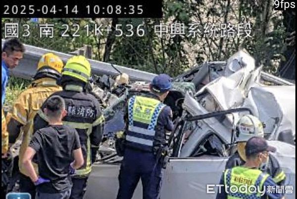 ▲男子開車行經國道3號中興系統路段，無故猛烈追撞停放路肩的砂石車車尾，重傷送醫不治。（圖／翻攝「記者爆料網」，下同）