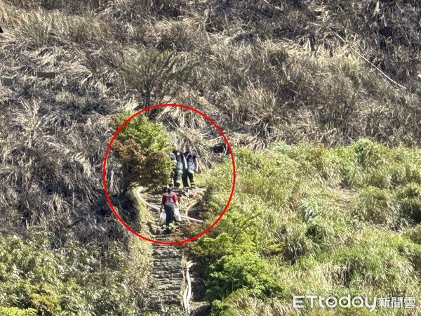 ▲▼             陽明山小油坑火燒山，勇消上山救火。（圖／記者黃宥寧攝，下同）