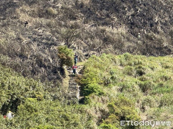 ▲▼             陽明山小油坑火燒山，勇消上山救火。（圖／記者黃宥寧攝，下同）