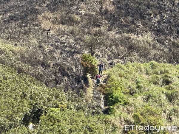 ▲▼             陽明山小油坑火燒山，勇消上山救火。（圖／記者黃宥寧攝，下同）