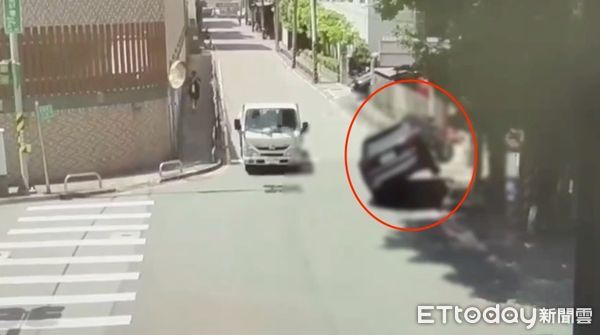 ▲▼監視器拍下翻車過程，車內79歲蔡姓丈夫送醫搶救不治身亡             。（圖／記者陳以昇翻攝）
