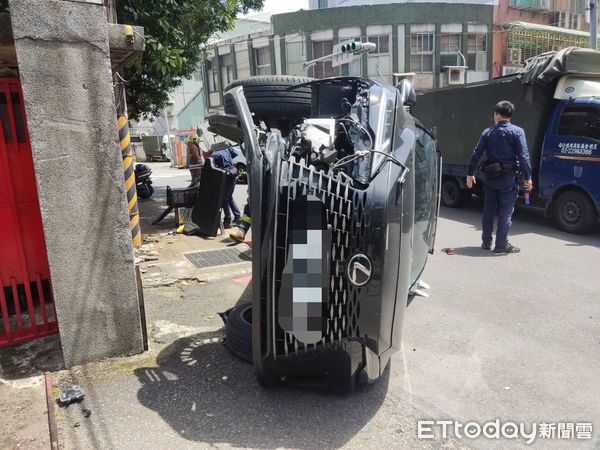 ▲▼監視器拍下翻車過程，車內79歲蔡姓丈夫送醫搶救不治身亡             。（圖／記者陳以昇翻攝）