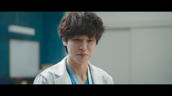 ▲▼ 《苦盡》銀明當上「醫生」了！　產婦突子宮頸口全開⋯高允貞走廊接生。（圖／翻攝自Netflix）