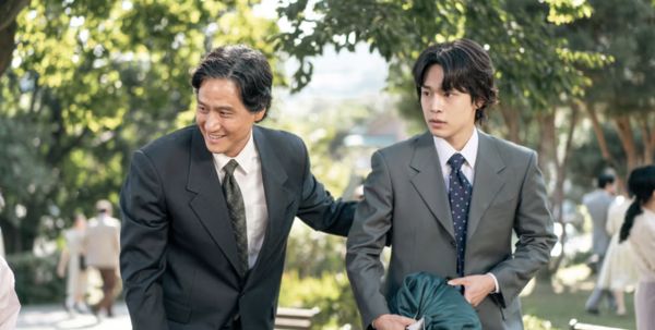 ▲▼▲▼ 《苦盡》銀明當上「醫生」了！　產婦突子宮頸口全開⋯高允貞走廊接生。（圖／翻攝自Netflix）