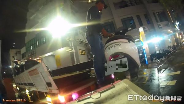 ▲▼高雄黃線臨停彎成陷阱！誤當停車格遭拖吊　一整排車主慘噴新台幣。（圖／記者賴文萱翻攝）