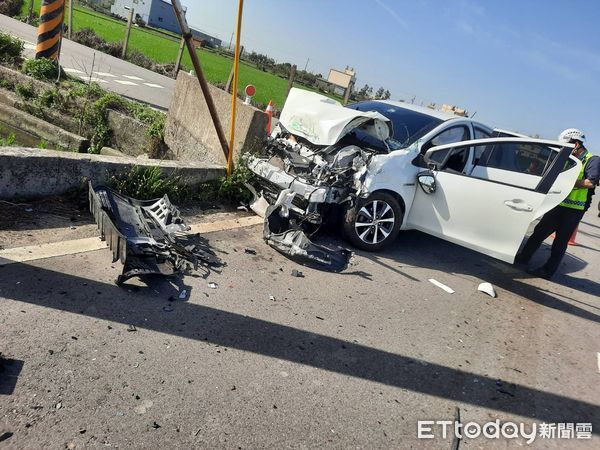 ▲苗栗苑裡鎮南北二路發生大貨車與轎車碰撞事故，轎車的車頭全毀，駕駛幸運受輕傷。（圖／記者楊永盛翻攝）